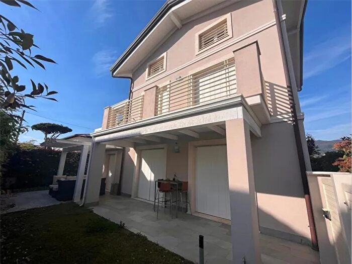 Casa in vendita in Montignoso