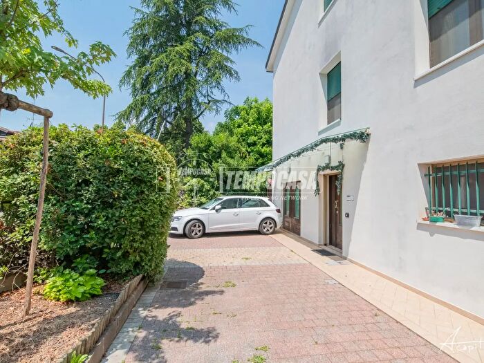 Casa con 6 locali in vendita in Via Bentivoglio, Modena
