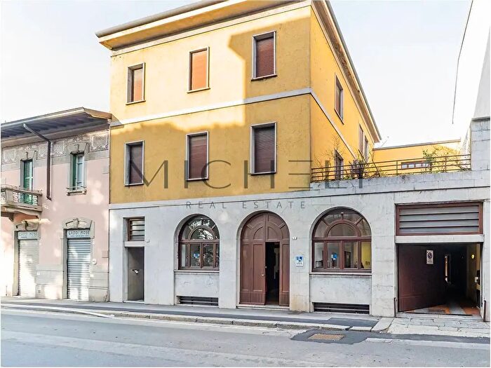 Casa con 15 locali in vendita in Via Aspromonte, Lecco