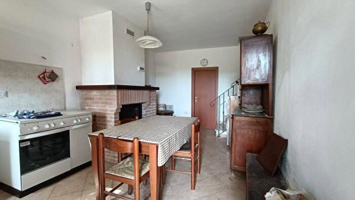 Casa con 5 locali in vendita in Serravalle Di Chienti