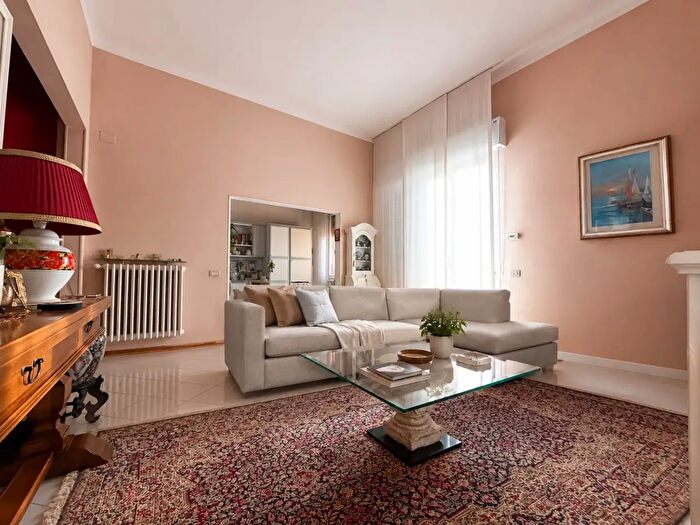 Appartamento con 8 locali in vendita in Viale Bruno Buozzi, Fucecchio
