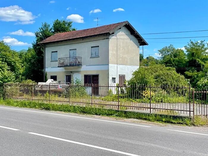 Casa con 6 locali in vendita in Via Provinciale, Cittiglio
