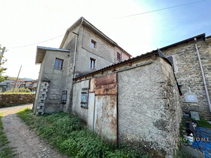 Casa con 6 locali in vendita in Filattiera