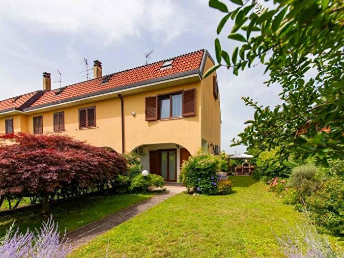 Casa quadrilocale in affitto in Via Gran Paradiso, Centro, Arese