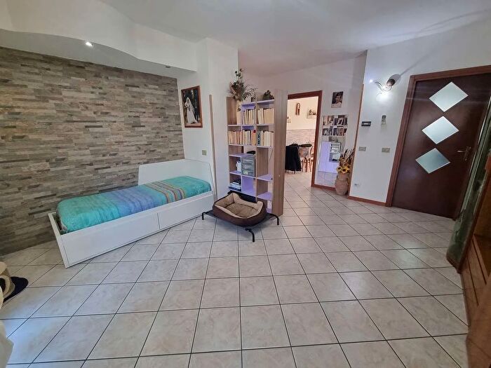 Appartamento trilocale in vendita in Via Valsugana, Limbiate