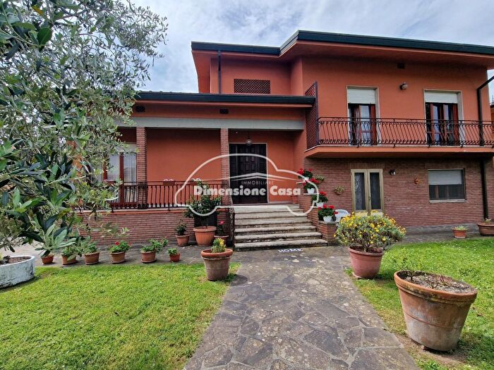Casa con 9 locali in vendita in Capannori