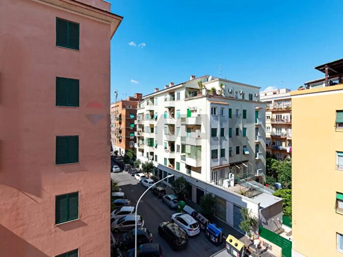 Appartamento bilocale in vendita in Via Rosa Govona, Roma