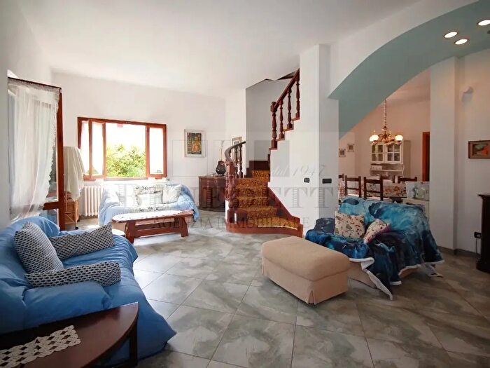 Casa con 13 locali in vendita in Via Cortona, Pietrasanta