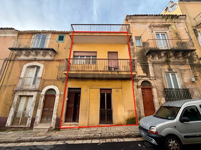 Casa con 6 locali in vendita in Via Salvatore, Ragusa