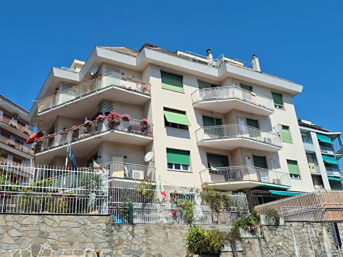 Appartamento con 6 locali in affitto in Via Angelo Orsini, Genova