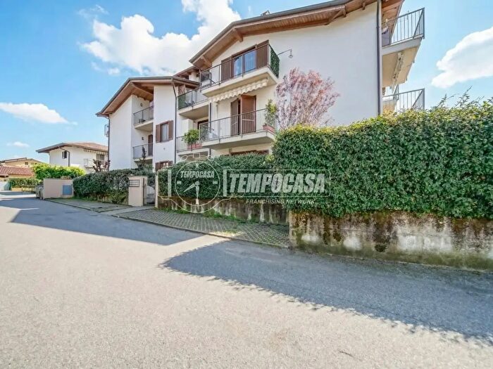 Appartamento trilocale in vendita in Via Genova, Azzate