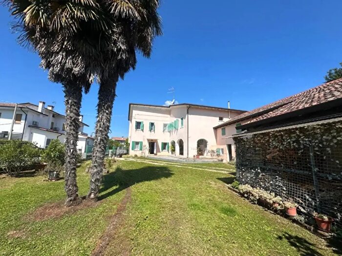 Casa con 5 locali in vendita in Via Monsignore Longhin, Giavera Del Montello
