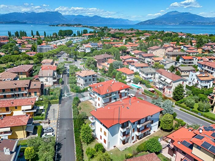 Appartamento trilocale in vendita in Via Roma, Sirmione