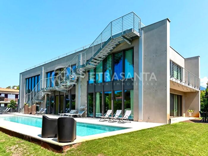 Casa con 9 locali in vendita in Pietrasanta