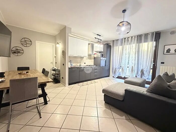Appartamento trilocale in vendita in Via Papa Giovanni XXIII, Carobbio Degli Angeli