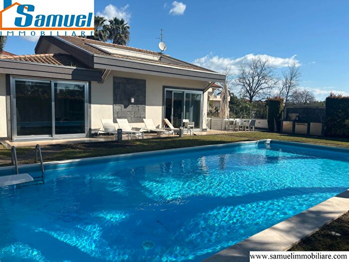 Casa con 8 locali in vendita in Via Immacolata, Mascali