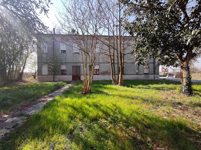 Casa con 10 locali in vendita in Via Corazza, Ferrara