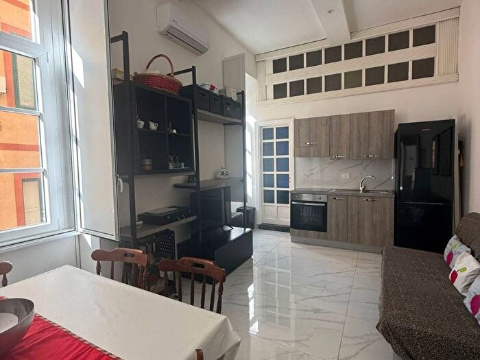 Appartamento trilocale in affitto in Via Francesco Paolo Volpe, Centro, Salerno