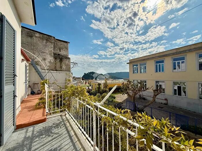Appartamento trilocale in vendita in Via Giovanni da Procida, Procida