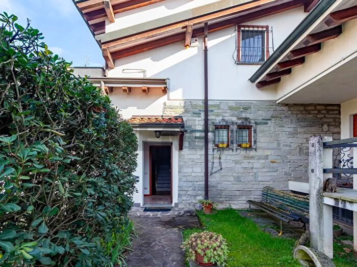 Casa trilocale in vendita in Via Pastrengo b, Vimercate