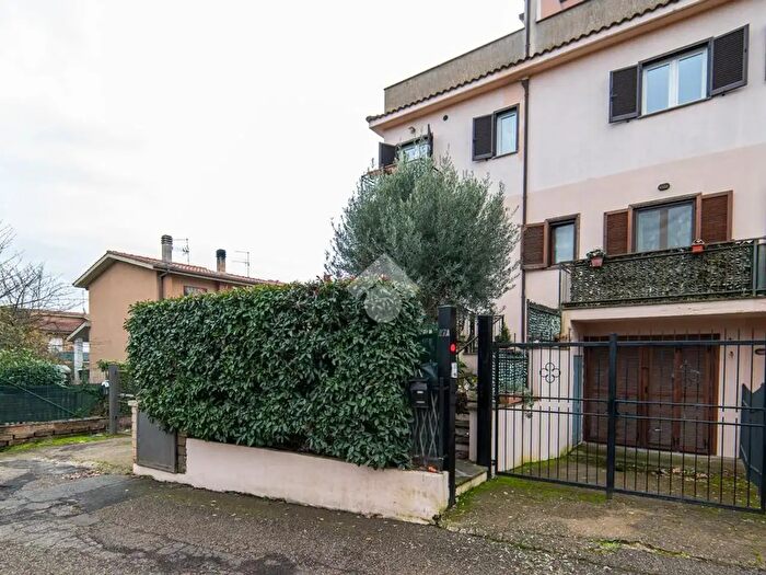 Appartamento trilocale in vendita in Via degli Ulivi, Vitorchiano