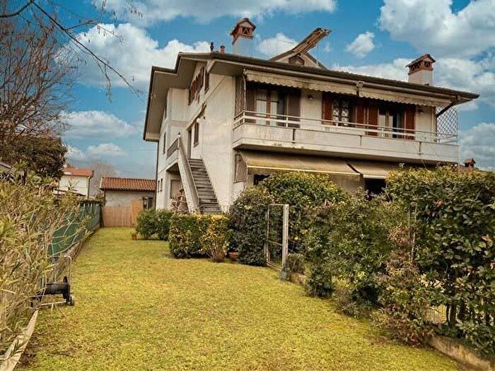 Appartamento con 5 locali in affitto in Montignoso