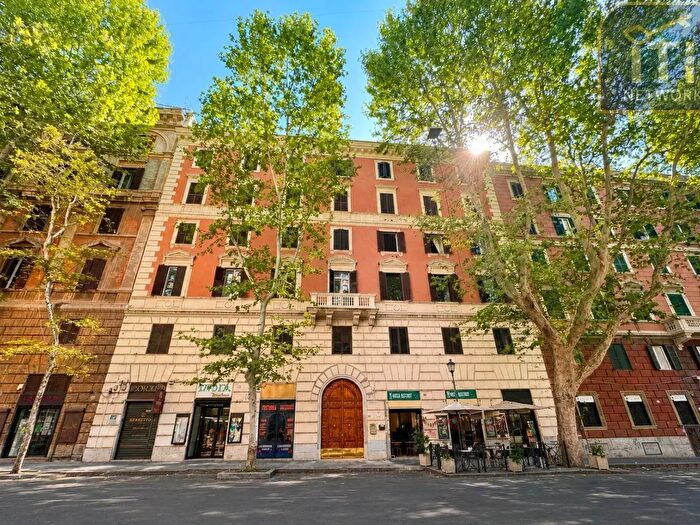 Appartamento con 5 locali in vendita in Via Merulana, Roma