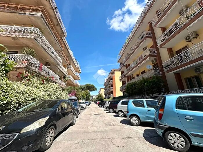 Appartamento con 5 locali in vendita in Via San Donato, Napoli