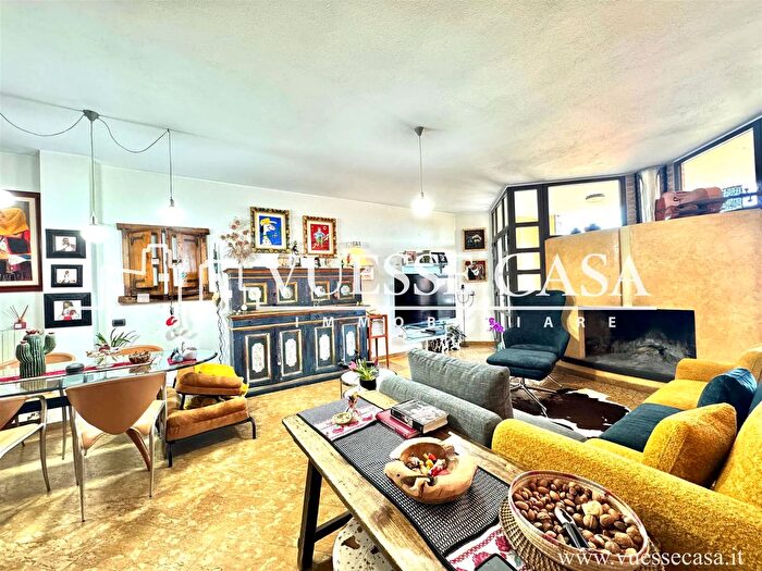 Casa con 11 locali in vendita in Via Palermo Nuoro, Nuoro