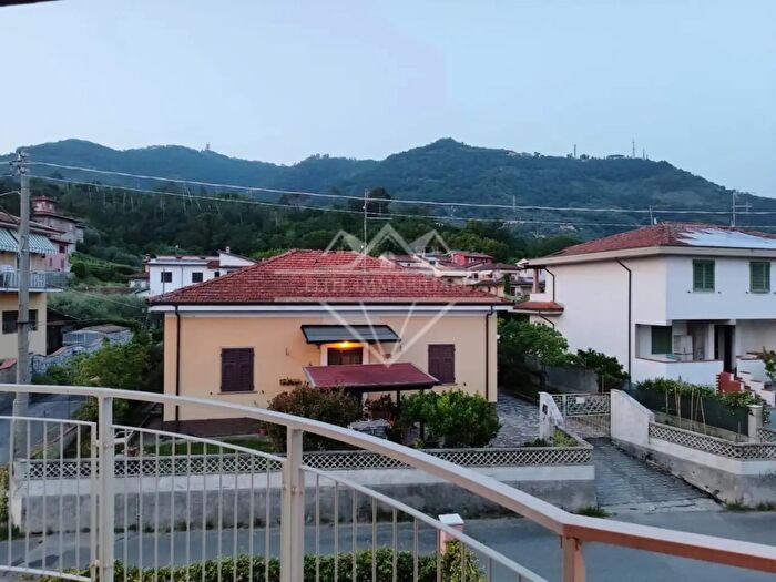 Casa con 6 locali in vendita in Carrara