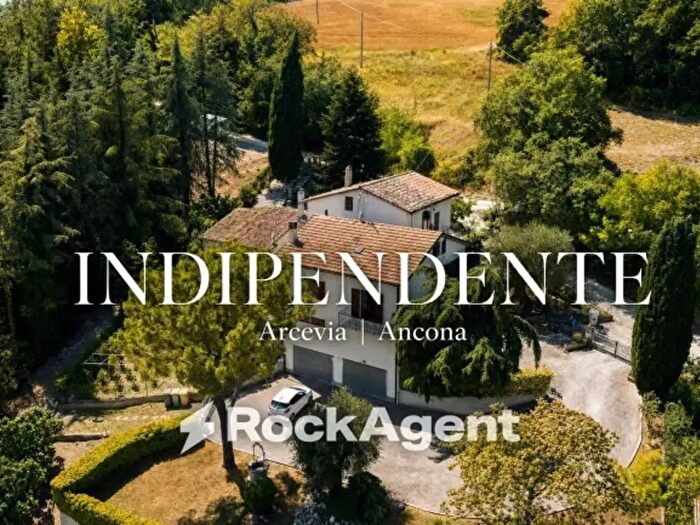 Casa con 6 locali in vendita in Frazione San Ginesio, Arcevia