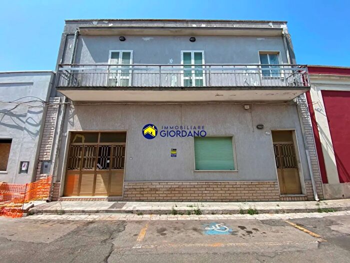 Casa con 14 locali in vendita in Via Enrico Toti, Squinzano