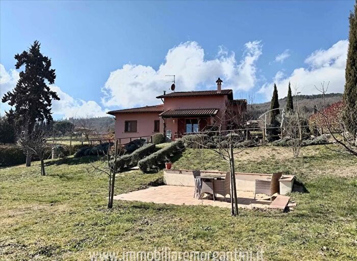 Casa con 10 locali in vendita in Sarteano