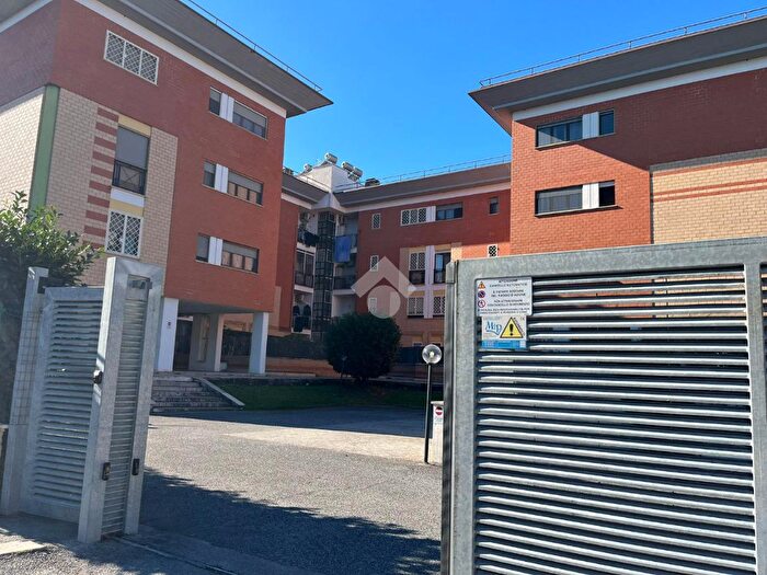 Appartamento trilocale in vendita in Via Fillia, Roma