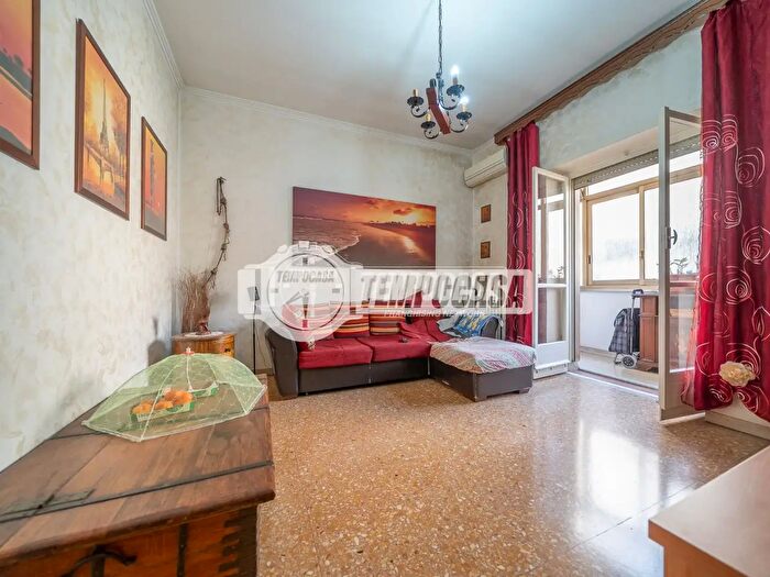 Appartamento trilocale in vendita in Via Flavio Stilicone, Roma
