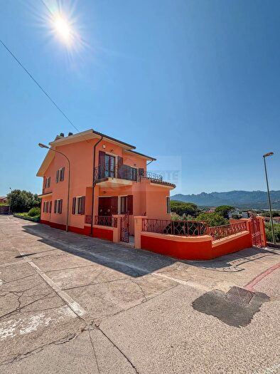 Casa con 9 locali in vendita in Via Olbia, Luras