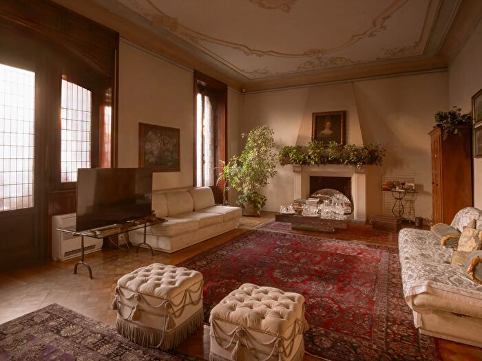 Appartamento con 6 locali in vendita in Via Luigi Settembrini, Milano