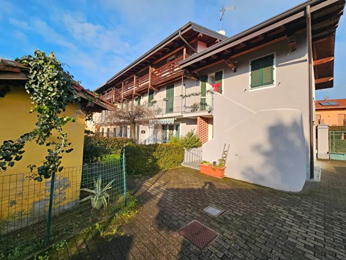 Appartamento trilocale in vendita in Via San Giovanni, Oleggio