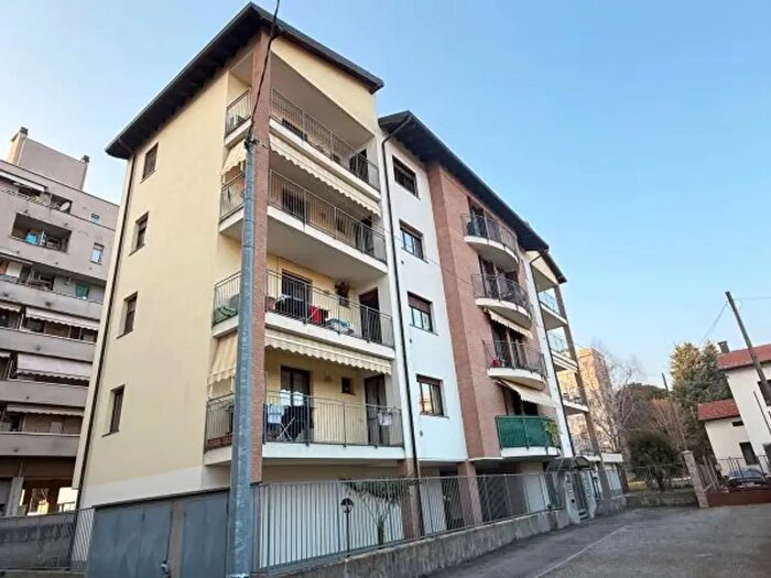Appartamento trilocale in vendita in Via dei Salici, Gallarate