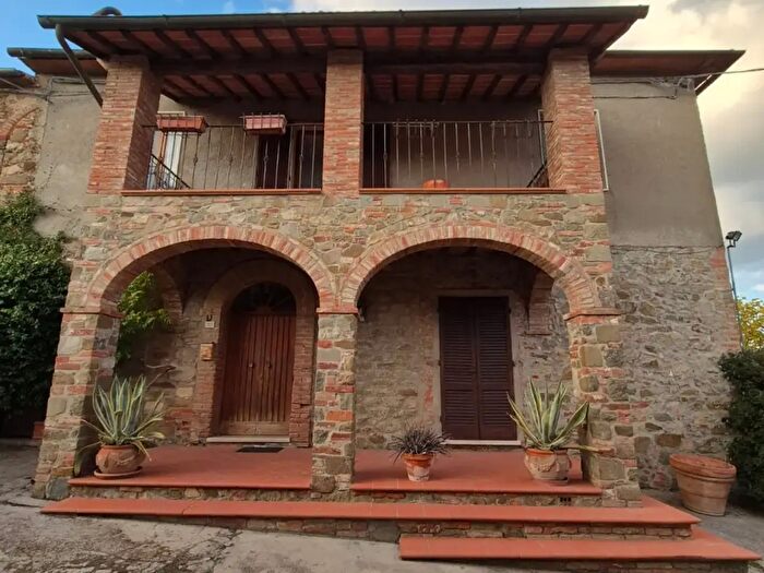 Casa con 11 locali in vendita in Lucignano