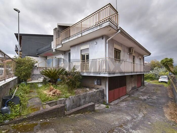 Casa quadrilocale in vendita in Via Paolo Vasta, Aci SantAntonio