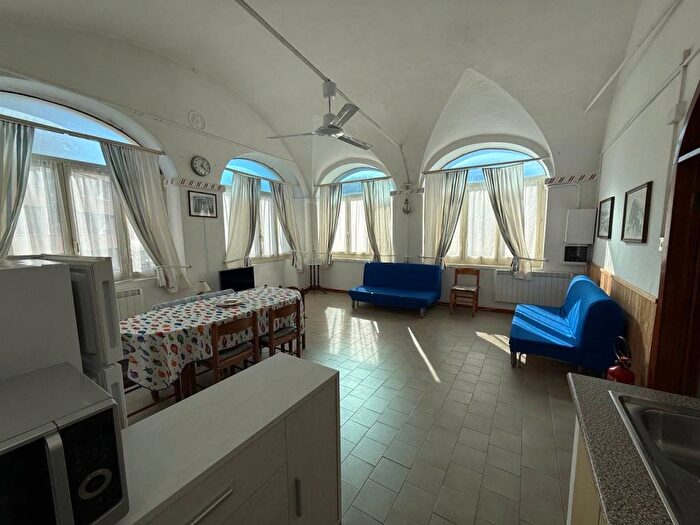 Appartamento trilocale in affitto in Via Domenico Brunenghi, Centro, Finale Ligure