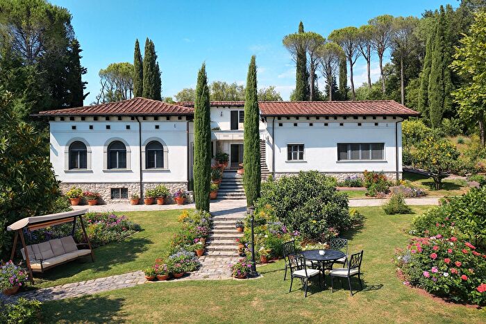 Casa con 20 locali in vendita in Via dei Poveri Vecchi, Lucca