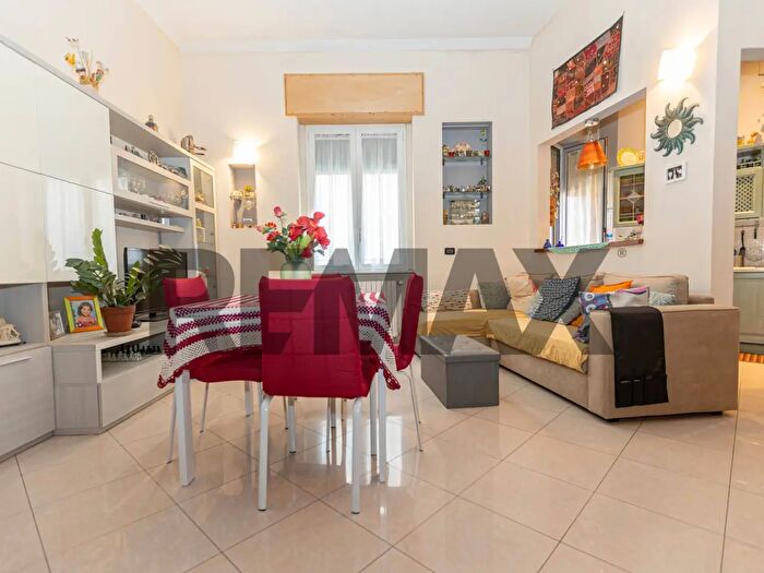 Appartamento trilocale in vendita in Via Legnone, Milano