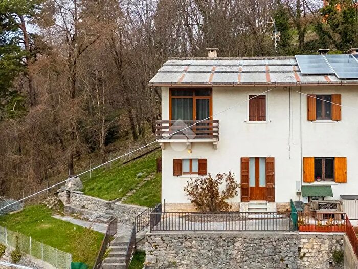Casa con 5 locali in vendita in Via Saina, Bosco Chiesanuova