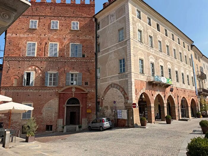Casa con 8 locali in vendita in Via Carassone, Mondovi'