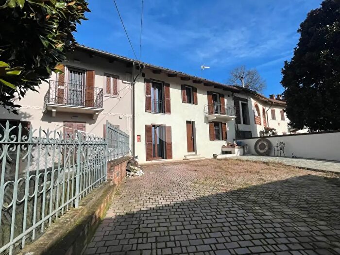 Casa quadrilocale in vendita in Strada Comunale per Rocca dArazzo, Azzano DAsti