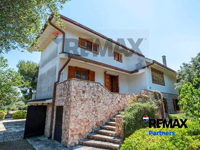 Casa con 17 locali in vendita in Via Apollo XI, Statte