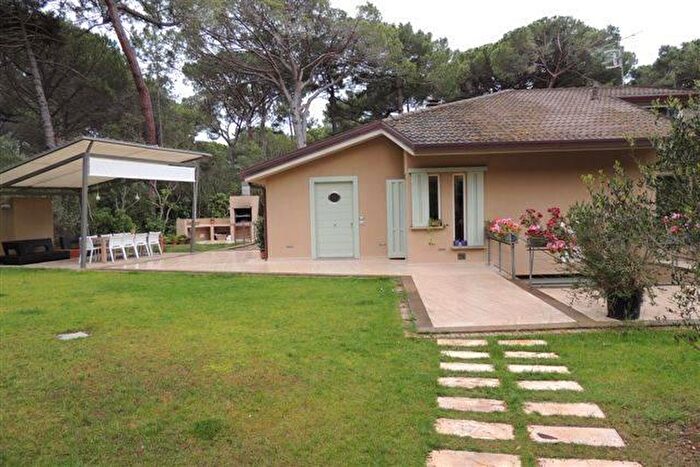 Casa con 8 locali in vendita in Castiglione Della Pescaia