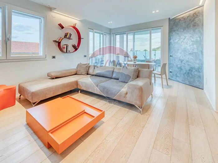 Appartamento trilocale in vendita in Via Fratelli Vigorelli, Parabiago